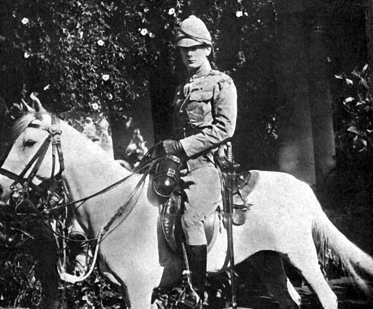 Winston Churchill jako mladý voják; v letech 1895 až 1898 sloužil u kavalerie v britské armádě.