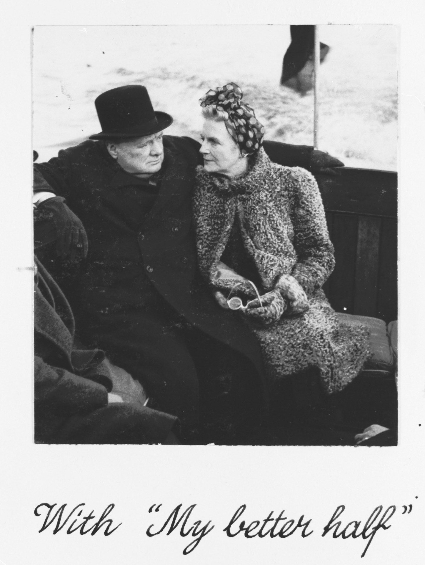 Pár za války. Winston Churchill a Clementine Churchill na palubě pomocné námořní hlídkové lodi plující po Temži v Londýně, 25. září 1940.