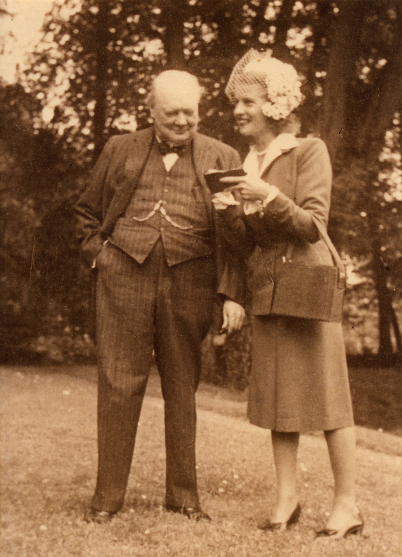 1947, Odette Pol Roger & Churchill na návštěvě v Chartwellu🍾  Jednou ji v Paříži zatklo gestapo za to, že si neustále nosila na šatech odznak britského královského letectva (RAF).