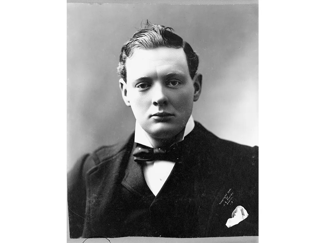 „Pouhých šest měsíců po svém útěku kandidoval Churchill podruhé do parlamentu. Tentokrát, k překvapení nikoho – a nejméně jeho samotného – zvítězil. „Z čísel je mi zřejmé,“ napsal premiérovi, „že mě do úřadu vynesla pouze osobní popularita vyplývající z nedávné jihoafrické války.“