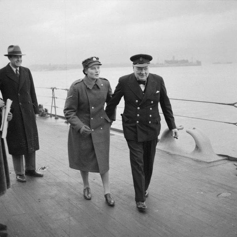 Mary doprovázející otce na palubě HMS Duke of York